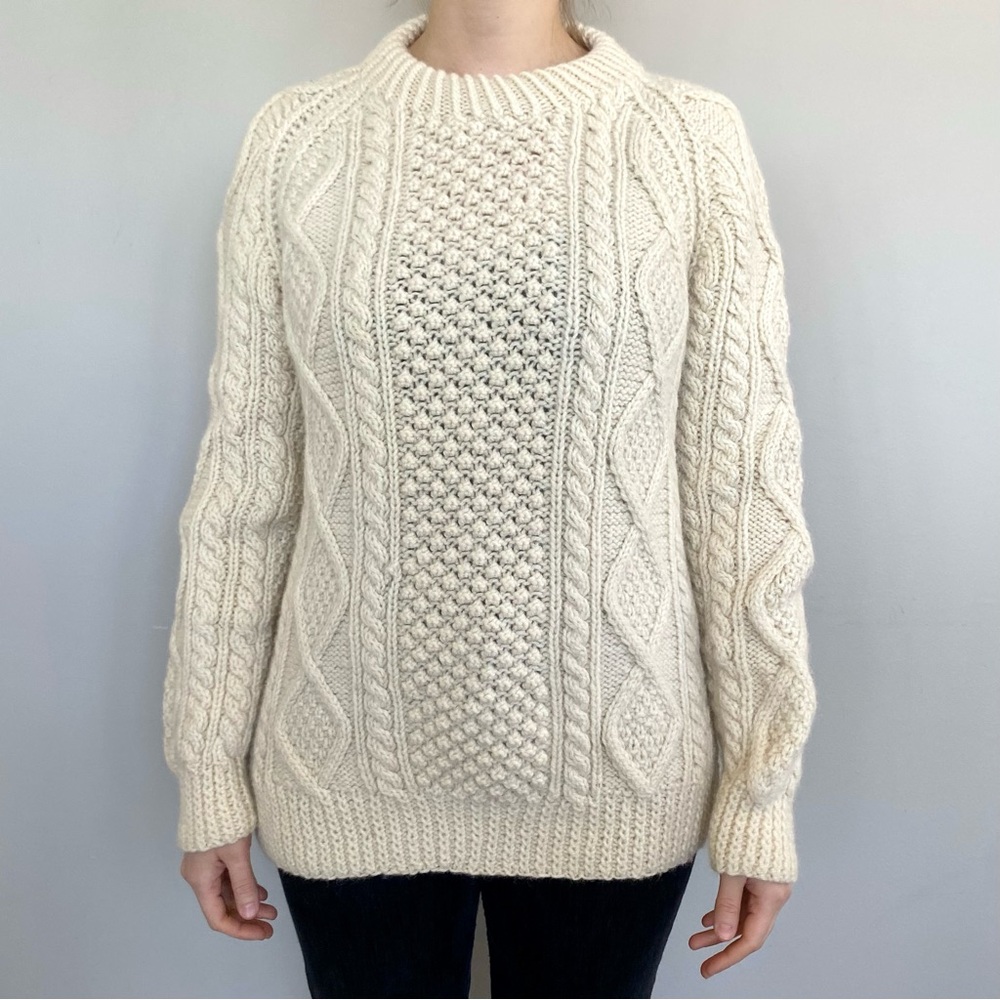 Vintage 100% wool handmade cable knit Irish fisherman’s sweater. 🤍